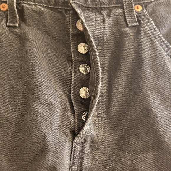 Distressed Levi shorts - Picture 2 of 7